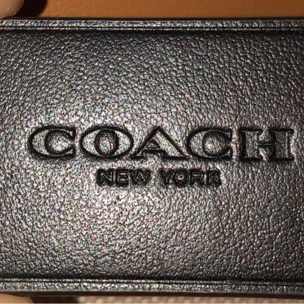 Coach Field Tote Leatherware NEW WITH TAG
COMES WITH POUCH, STRAP AND DUST BAG - Picture 11 of 13